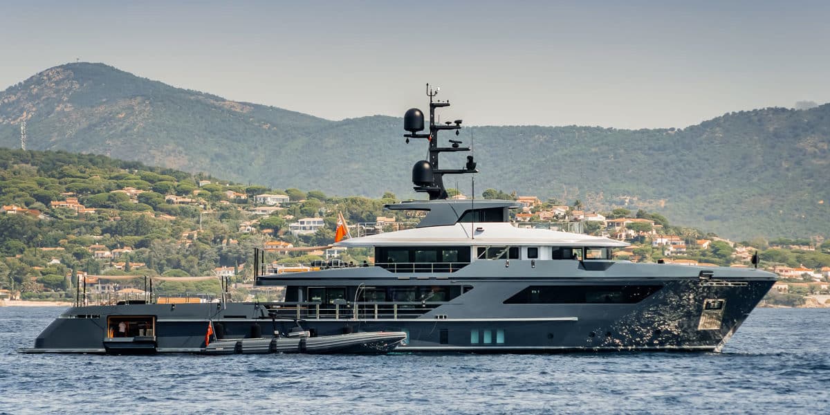 Acheter ou vendre un yacht de luxe avec un spécialiste : les avantages