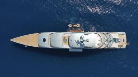Les meilleures destinations pour des vacances en yacht de luxe 2025