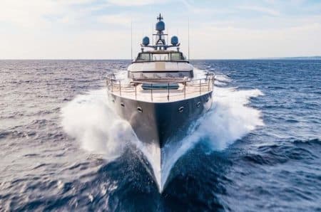 Ce qu'il faut savoir avant d'acheter son premier yacht 2024