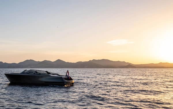 Location yacht journée M/Y REBORN 38 BOWRIDER