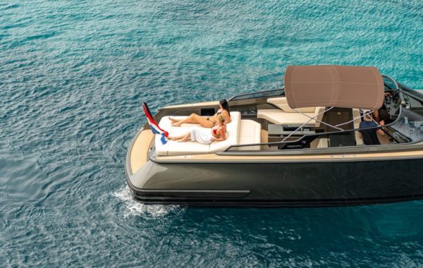 Location yacht journée M/Y REBORN 38 BOWRIDER