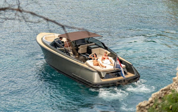 Location yacht journée M/Y REBORN 38 BOWRIDER