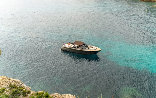 Location yacht journée M/Y REBORN 38 BOWRIDER
