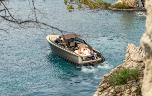 Location yacht journée M/Y REBORN 38 BOWRIDER