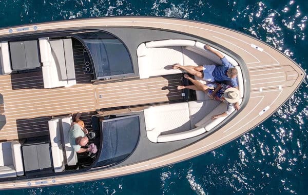 Location yacht journée M/Y REBORN 38 BOWRIDER
