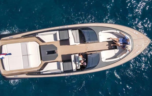 Location yacht journée M/Y REBORN 38 BOWRIDER