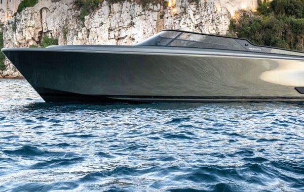 Location yacht journée M/Y REBORN 38 BOWRIDER