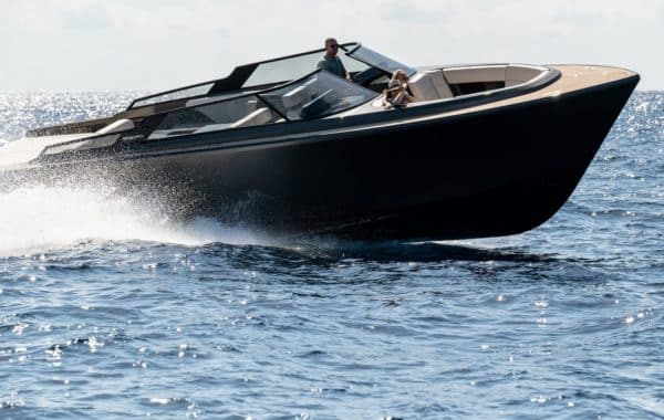 Location yacht journée M/Y REBORN 38 BOWRIDER