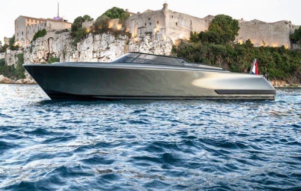 Location yacht journée M/Y REBORN 38 BOWRIDER