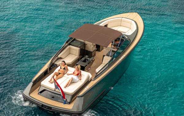 Location yacht journée M/Y REBORN 38 BOWRIDER