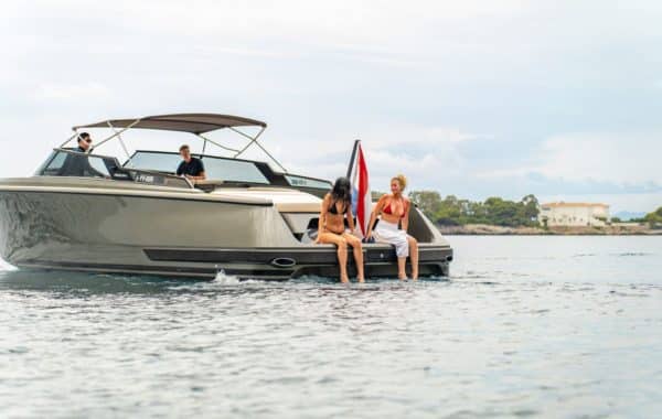 Location yacht journée M/Y REBORN 38 BOWRIDER