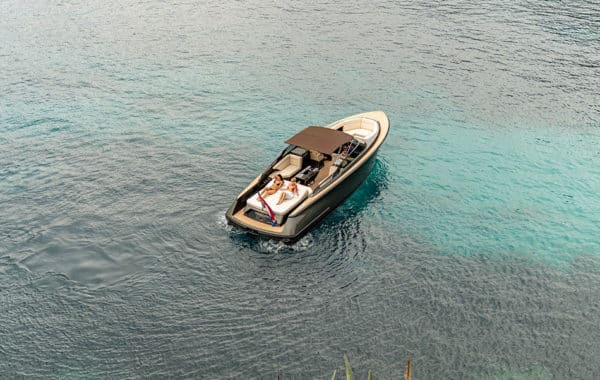 Location yacht journée M/Y REBORN 38 BOWRIDER
