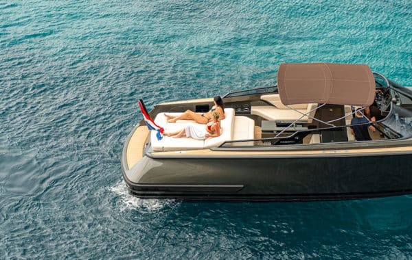 Location yacht journée M/Y REBORN 38 BOWRIDER