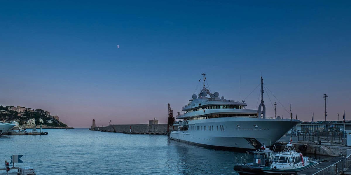 yacht -embarcasion - colision - mer - nocturne - nuit